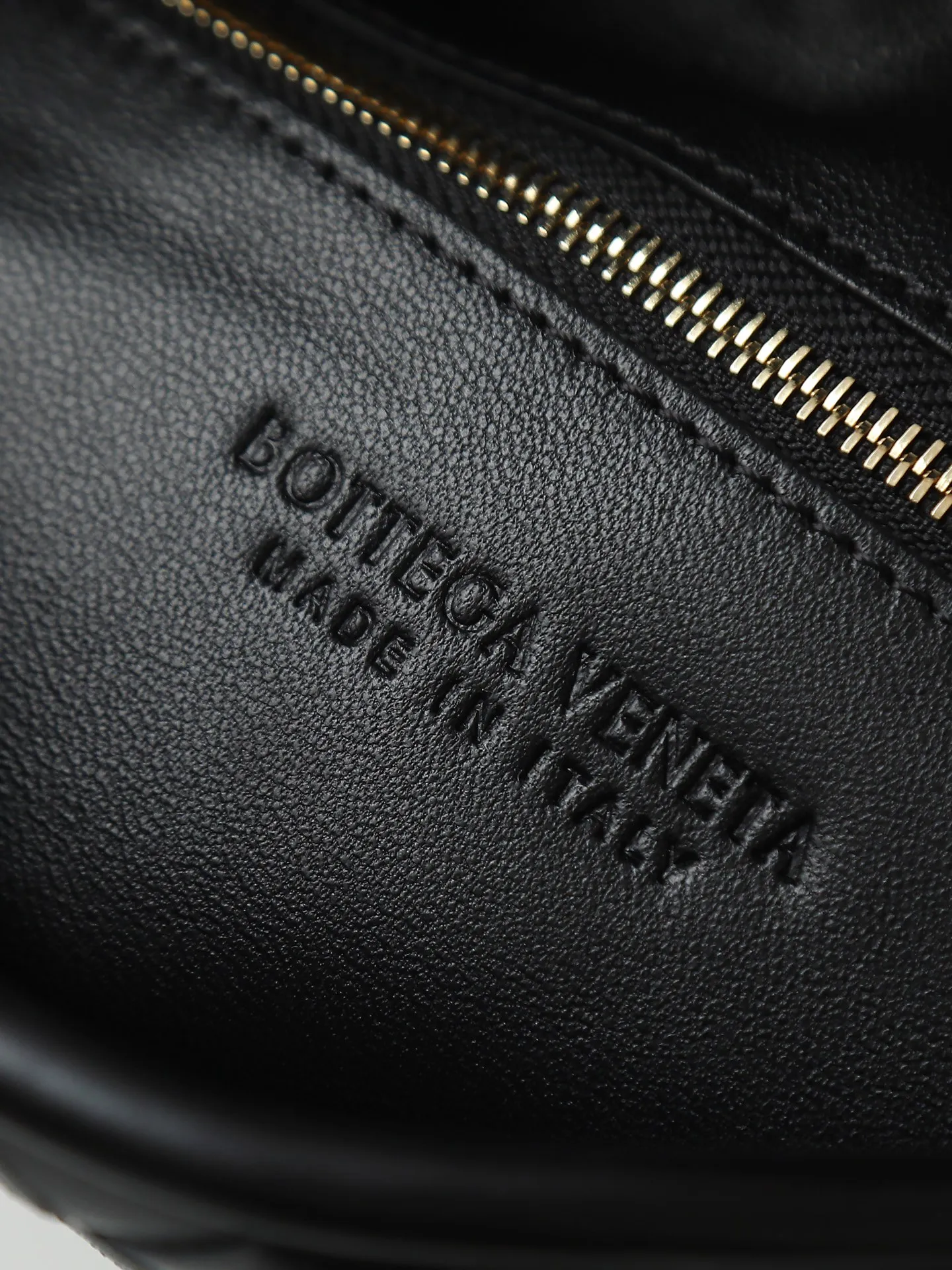 1180. #Bv’s new medium size HO 796262. The bag body and handles are made of a whole piece of woven leather. The bag body is soft and lazy. Ho symbolizes the praise of innovation and eternal craftsmanship [love]. The pyramid silhouette combines practicality and fashion. It is modern and casual. The double-sided closure design of the bag mouth is more convenient and safe! Made of soft cowhide and full of texture, this is a must-have for fashionable ladies who like minimalism, comfort and casualness! Dimensions: 46x21x10